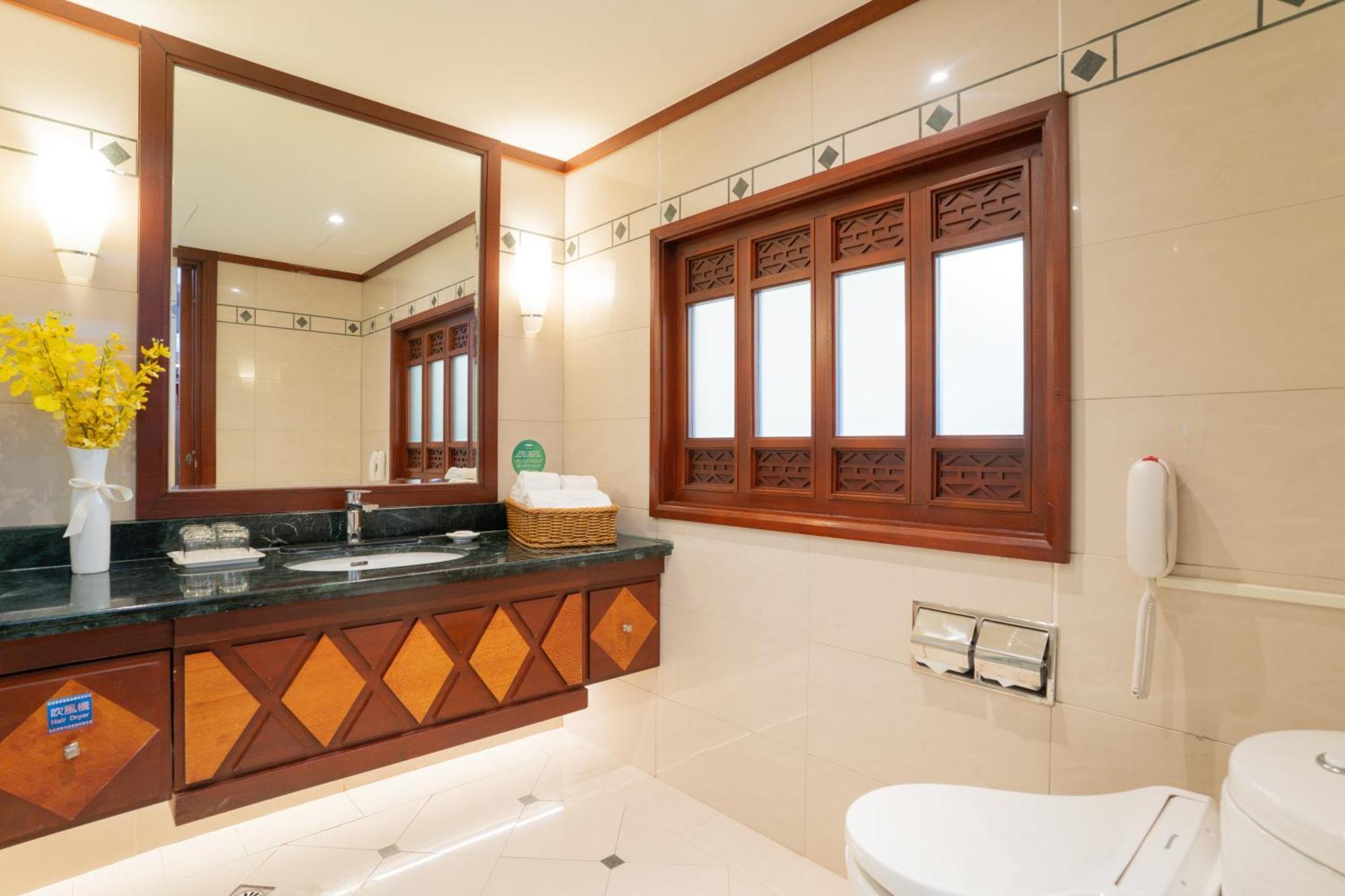 Formosan Naruwan Hotel T'ai-tung Buitenkant foto A bathroom in a hotel