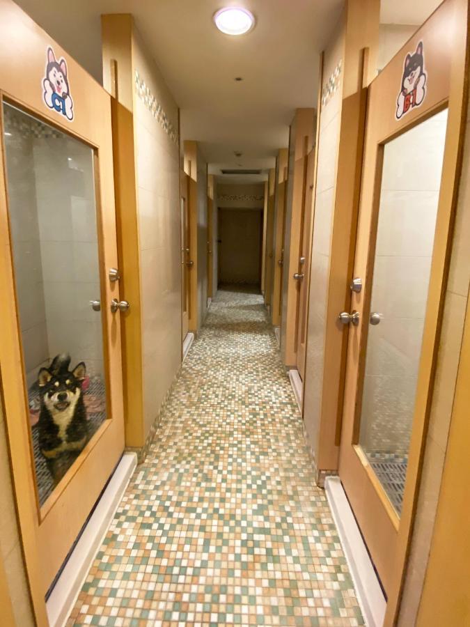 Formosan Naruwan Hotel T'ai-tung Buitenkant foto A corridor in a capsule hotel