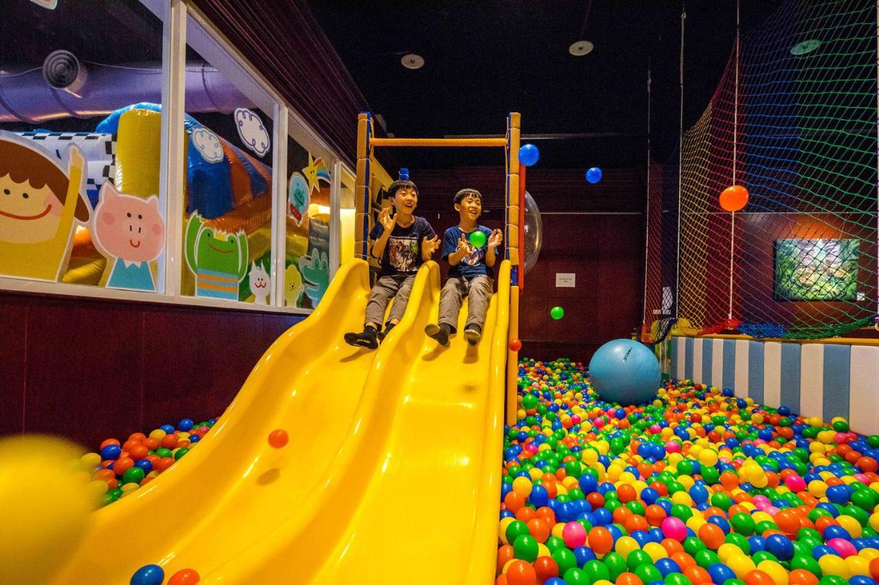 Formosan Naruwan Hotel T'ai-tung Buitenkant foto Children playing in a ball pit