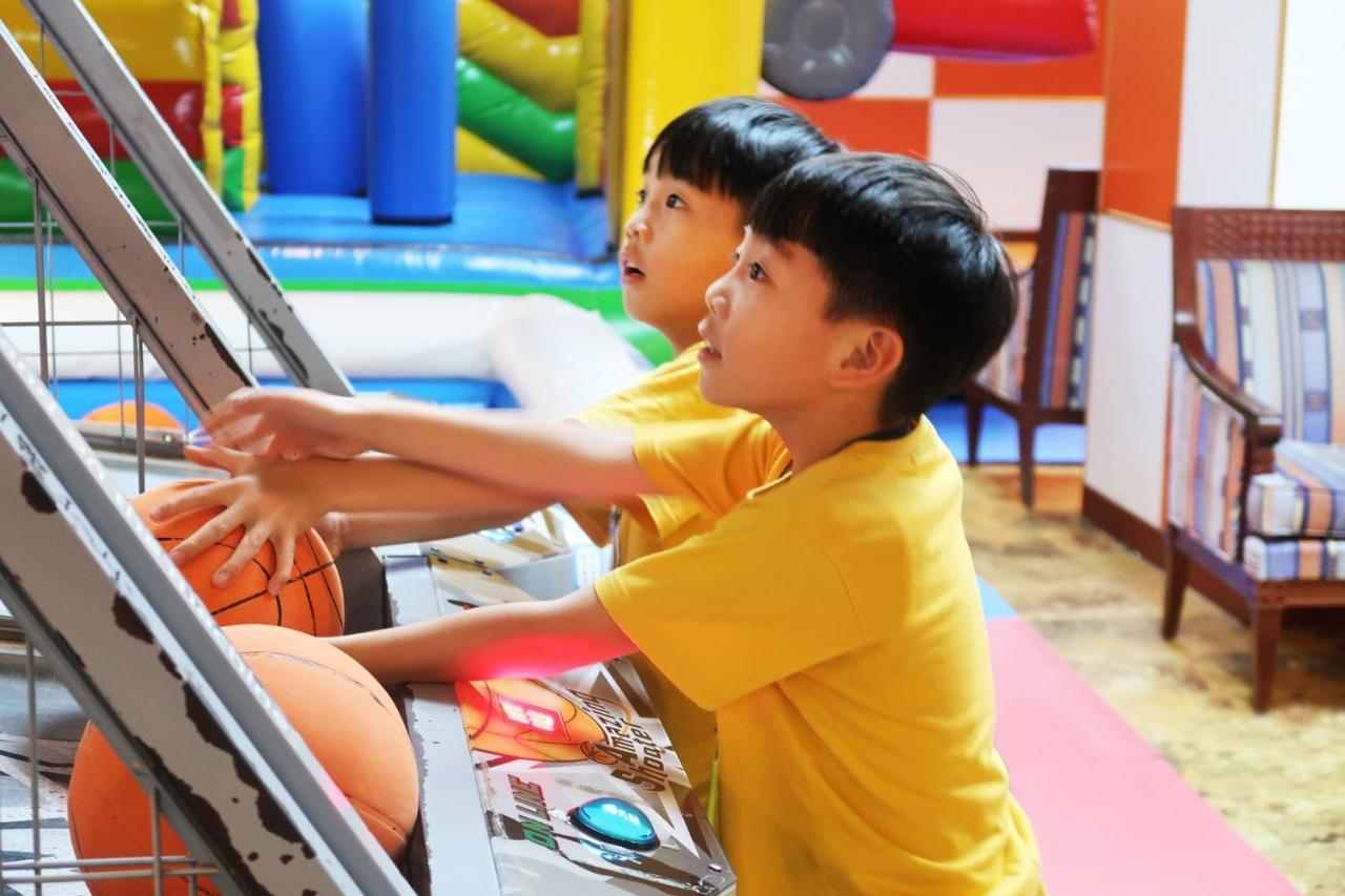Formosan Naruwan Hotel T'ai-tung Buitenkant foto Children playing a basketball arcade game