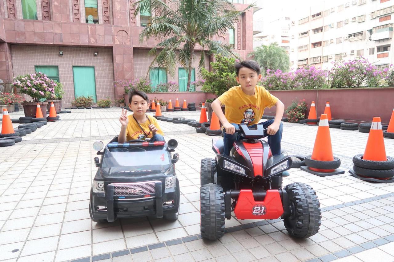 Formosan Naruwan Hotel T'ai-tung Buitenkant foto Children driving battery-powered toy cars